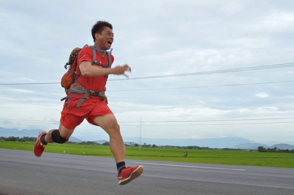 Phạm Thành Long đi bộ xuyên việt